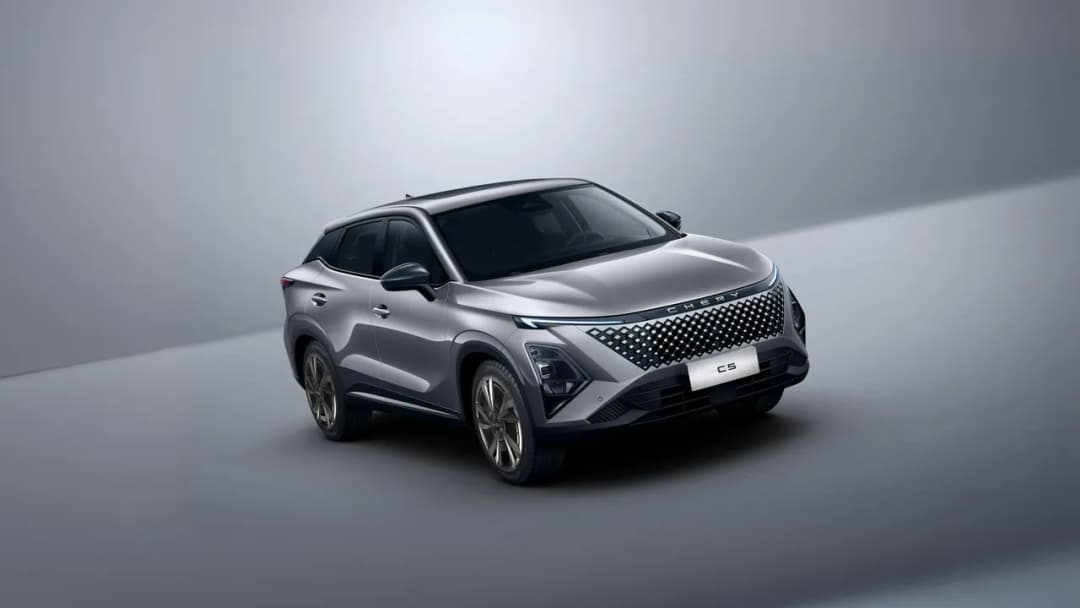 Chery C5 in grey front three-quarter in a studio