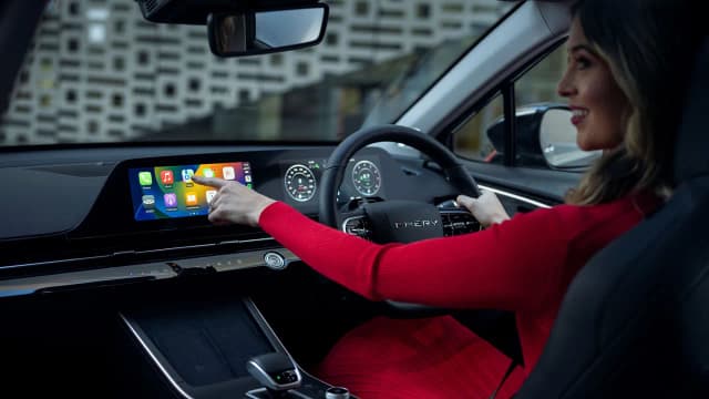 Chery C5 driver using the touchscreen at night