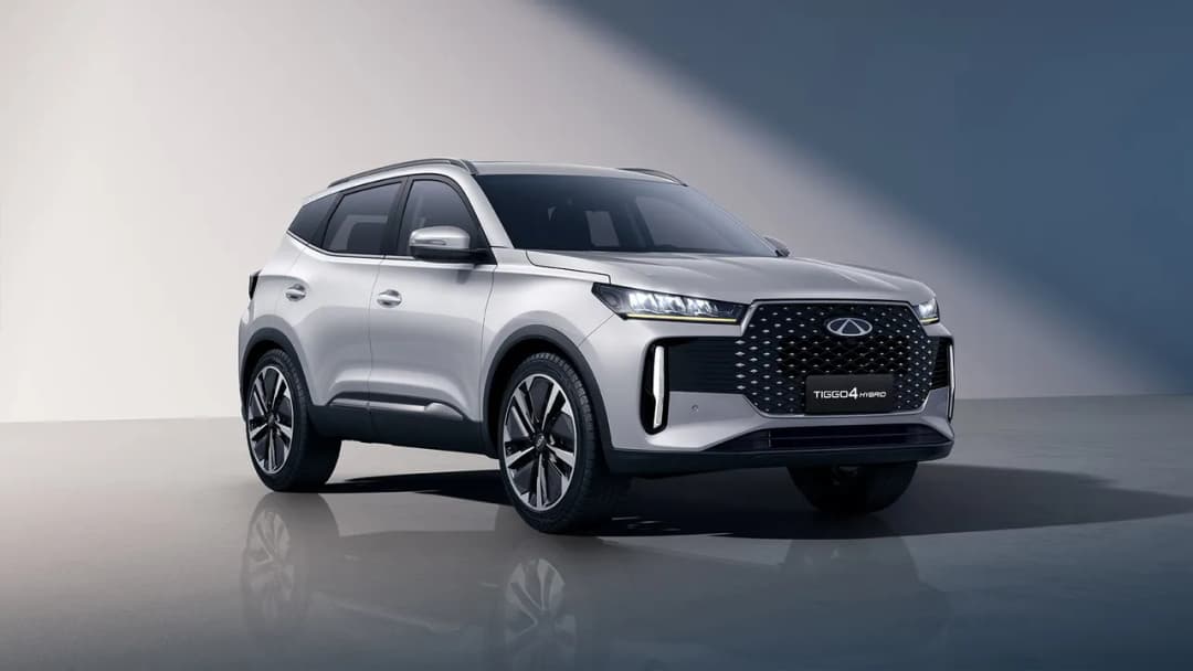 Chery Tiggo 4 Hybrid in silver front three-quarter in a studio