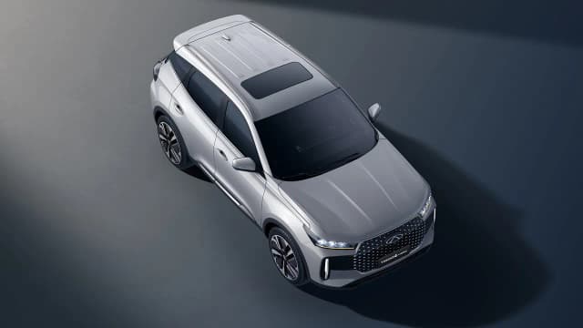 Chery Tiggo 4 Hybrid seen from above with panoramic sunroof