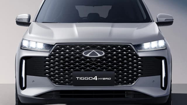 Chery Tiggo 4 Hybrid front grille and LED headlights