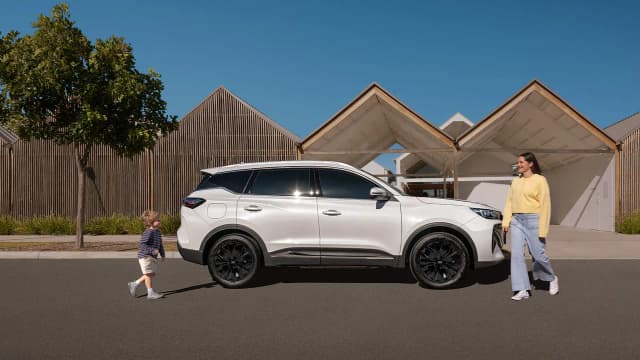 Chery Tiggo 7 Super Hybrid side profile in white