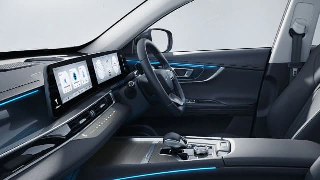 Chery Tiggo 7 Super Hybrid dashboard with twin screens, right-hand drive