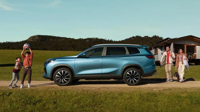 Chery Tiggo 8 Super Hybrid side profile on a grassy paddock