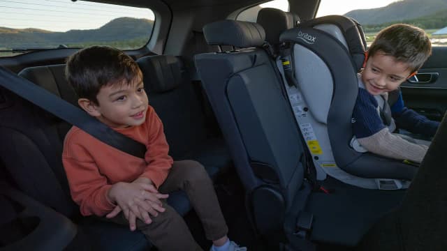 Chery Tiggo 8 Super Hybrid rear seats with children and a child seat