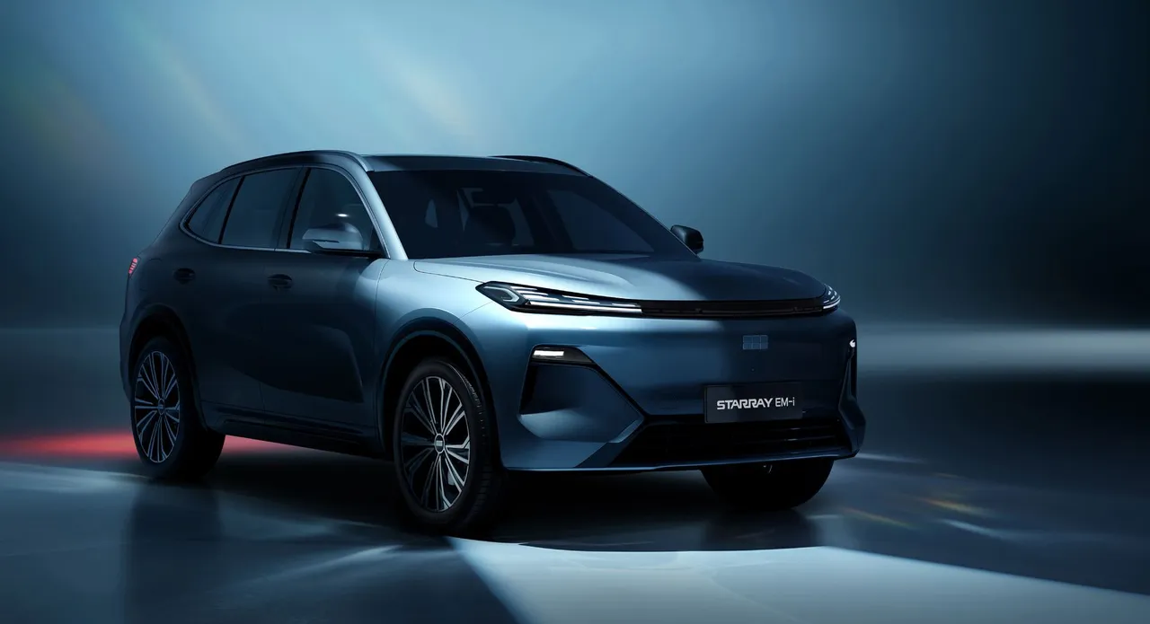 Geely Starray EM-i in blue front three-quarter in a studio