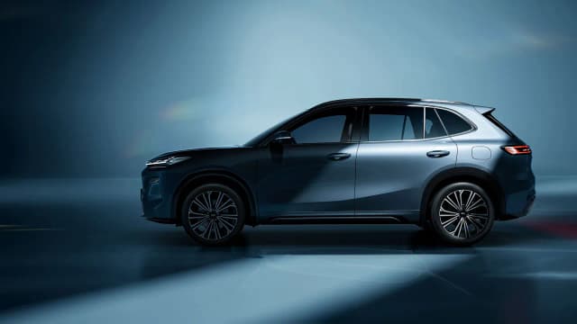 Geely Starray EM-i side profile in a studio