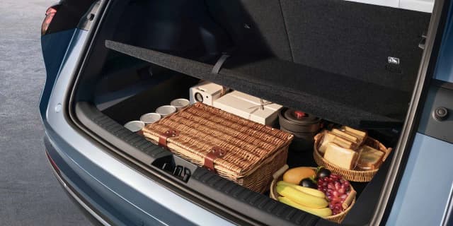 Geely Starray EM-i boot packed with a picnic hamper