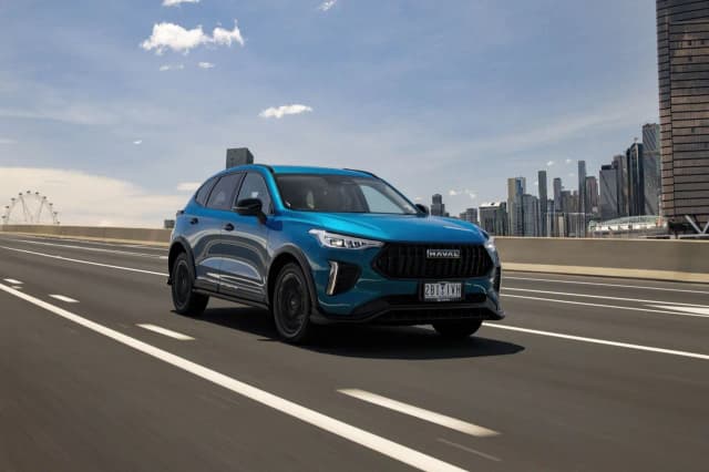 GWM Haval Jolion in blue driving on a city freeway