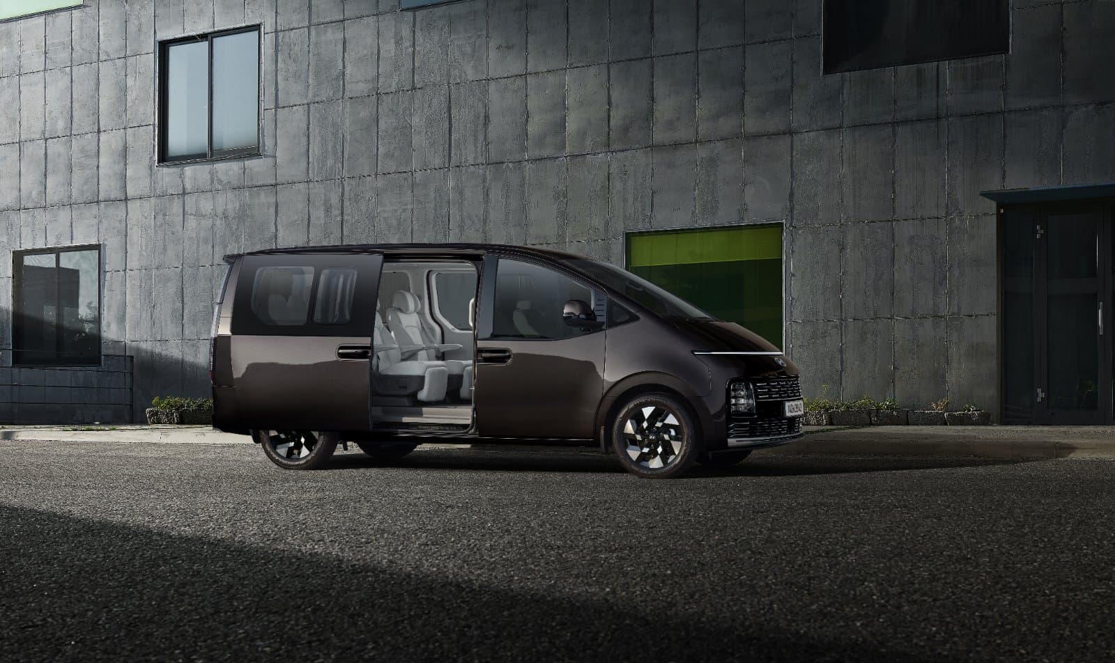 Hyundai Hyundai Staria Load Electric Lands at $70,990 With 450km Range, reviewed on CarTell.tv