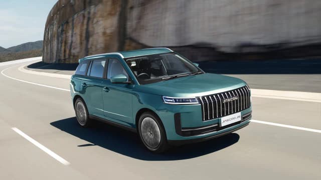 Jaecoo J5 driving on a cliffside road