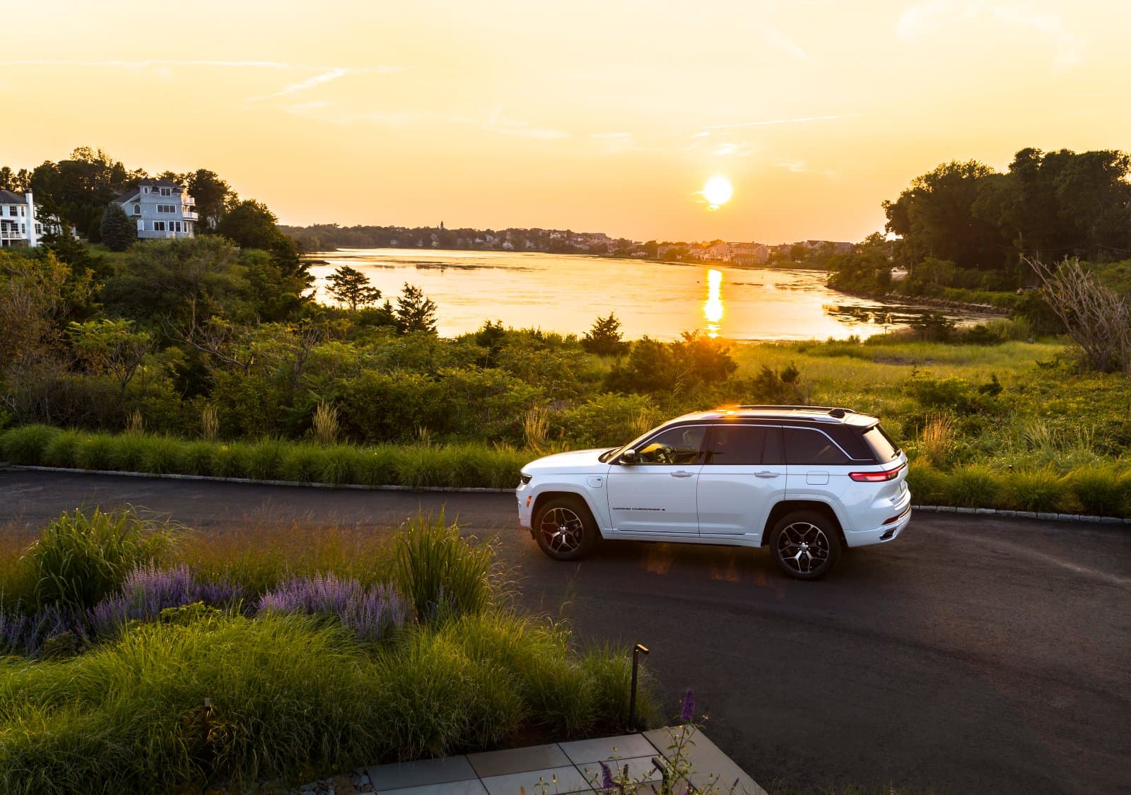 Jeep Jeep Recalls 1,394 Grand Cherokees Over a Side Airbag That May Fire Late, reviewed on CarTell.tv