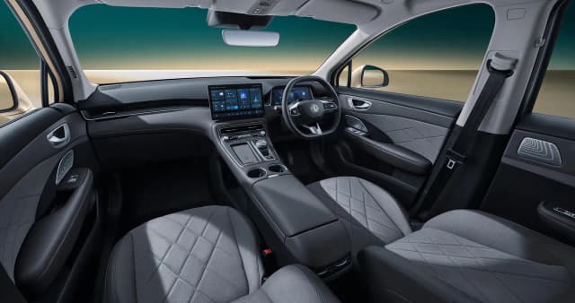 MG S6 EV dashboard and front cabin in grey