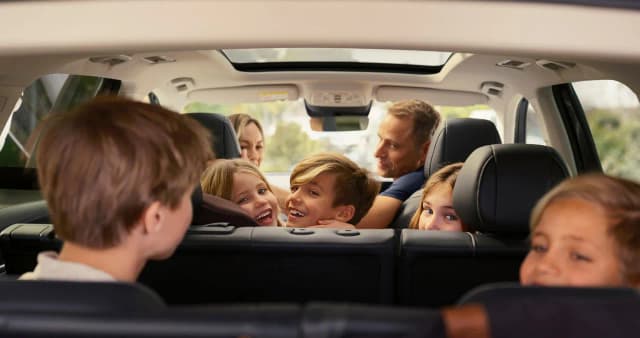 MG QS second and third row passengers
