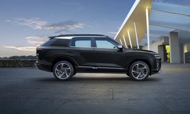 KGM Actyon side profile in black at dusk